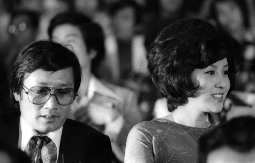 恩爱夫妻为钱反目，音乐教父与玉女掌门人五十年恩怨情史（上）