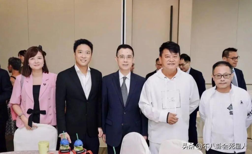 霍启刚带两位弟弟现身，二弟帅气三弟低调，霍三代开始露锋芒