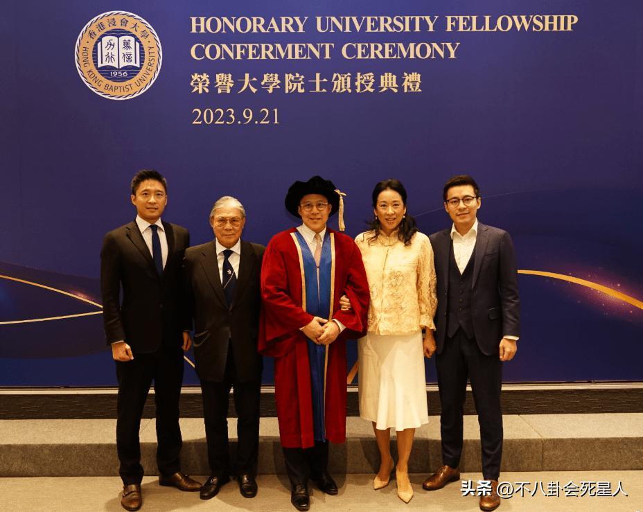 霍启刚带两位弟弟现身，二弟帅气三弟低调，霍三代开始露锋芒