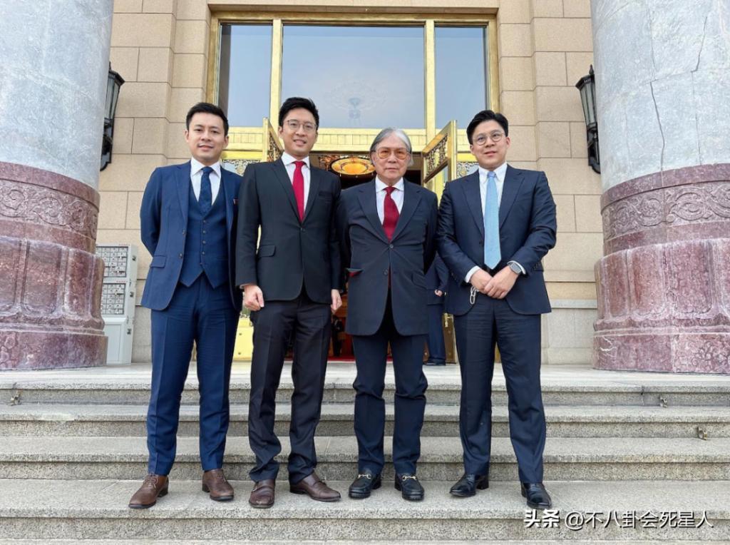 霍启刚带两位弟弟现身，二弟帅气三弟低调，霍三代开始露锋芒