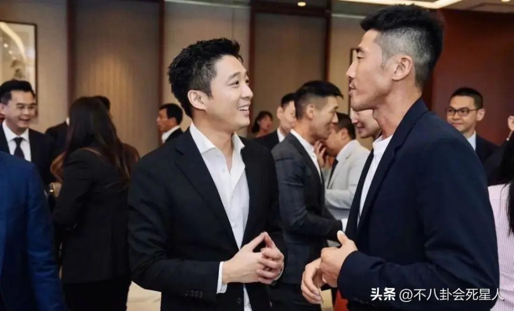 霍启刚带两位弟弟现身，二弟帅气三弟低调，霍三代开始露锋芒