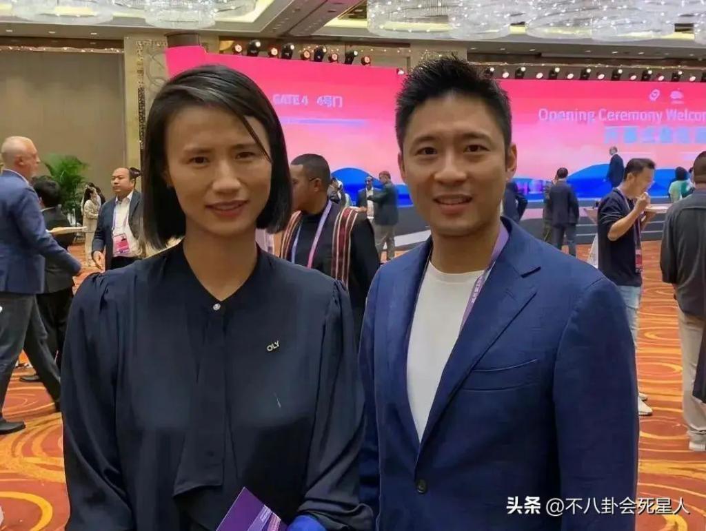 霍启刚带两位弟弟现身，二弟帅气三弟低调，霍三代开始露锋芒