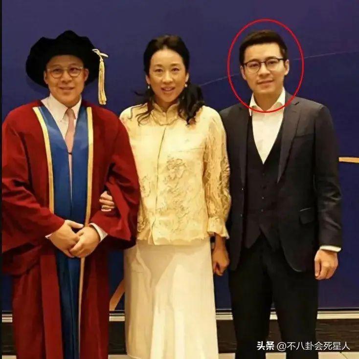 霍启刚带两位弟弟现身，二弟帅气三弟低调，霍三代开始露锋芒