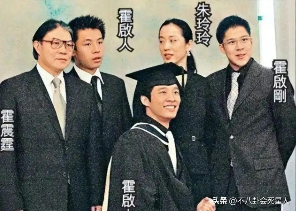 霍启刚带两位弟弟现身，二弟帅气三弟低调，霍三代开始露锋芒