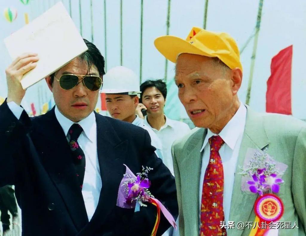 霍启刚带两位弟弟现身，二弟帅气三弟低调，霍三代开始露锋芒