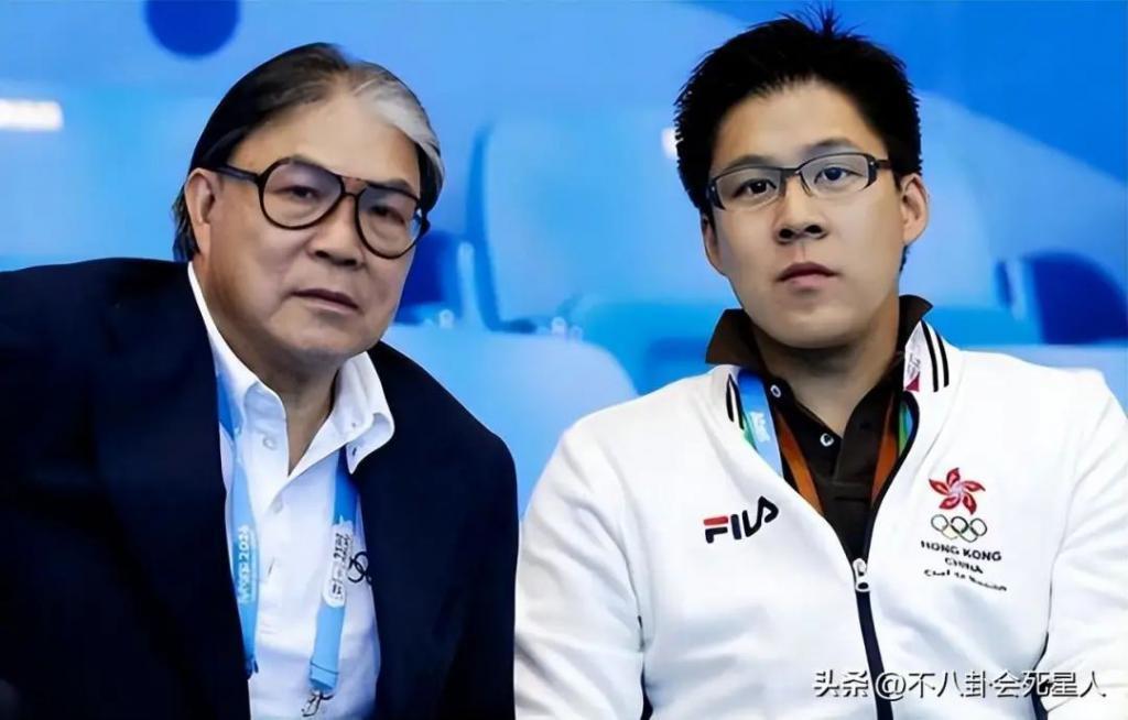 霍启刚带两位弟弟现身，二弟帅气三弟低调，霍三代开始露锋芒