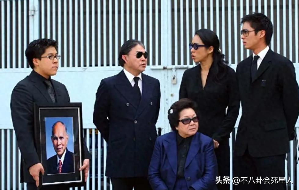 霍启刚带两位弟弟现身，二弟帅气三弟低调，霍三代开始露锋芒