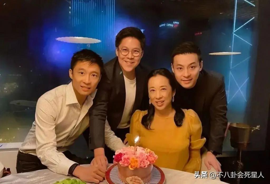 霍启刚带两位弟弟现身，二弟帅气三弟低调，霍三代开始露锋芒