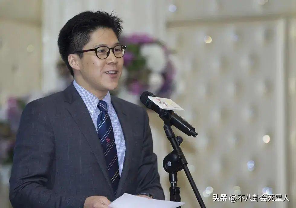 霍启刚带两位弟弟现身，二弟帅气三弟低调，霍三代开始露锋芒