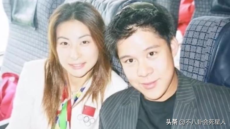 霍启刚带两位弟弟现身，二弟帅气三弟低调，霍三代开始露锋芒