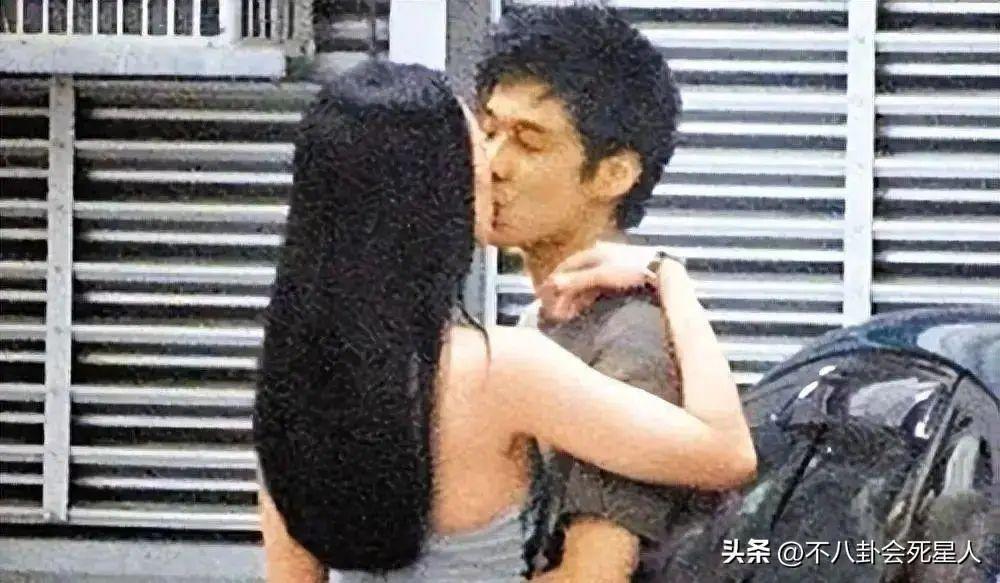 霍启刚带两位弟弟现身，二弟帅气三弟低调，霍三代开始露锋芒