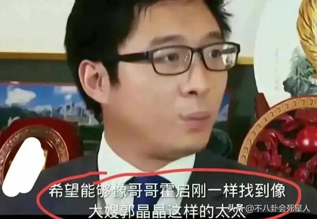 霍启刚带两位弟弟现身，二弟帅气三弟低调，霍三代开始露锋芒