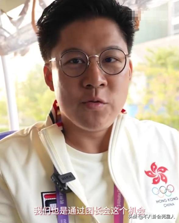 霍启刚带两位弟弟现身，二弟帅气三弟低调，霍三代开始露锋芒