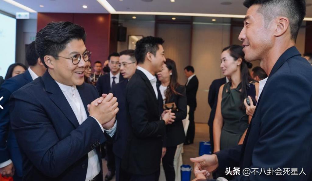 霍启刚带两位弟弟现身，二弟帅气三弟低调，霍三代开始露锋芒