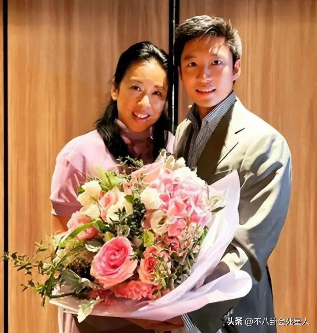 霍启刚带两位弟弟现身，二弟帅气三弟低调，霍三代开始露锋芒