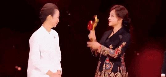 金鸡奖张小斐很稳，周深坐“太空电梯”，71岁刘晓庆像35岁