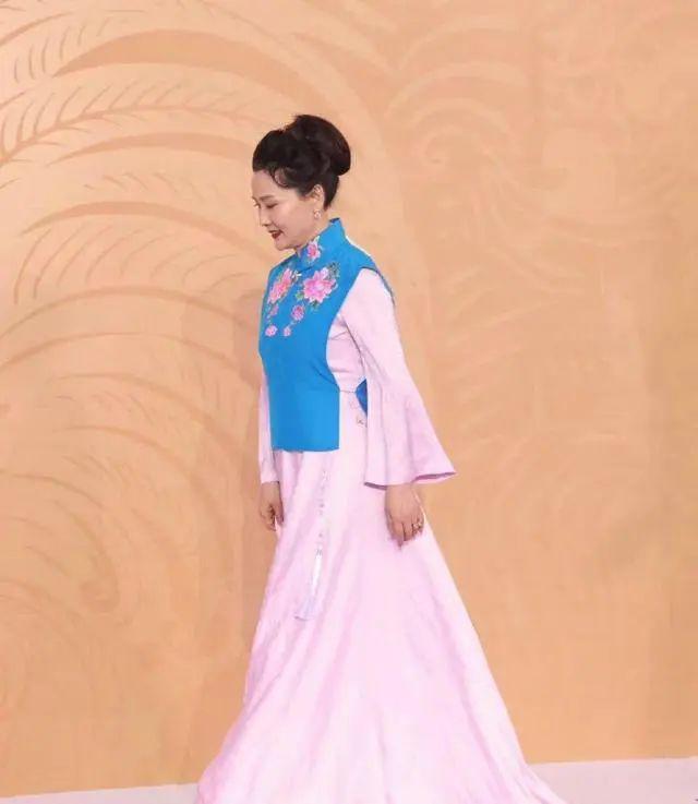 金鸡奖张小斐很稳，周深坐“太空电梯”，71岁刘晓庆像35岁