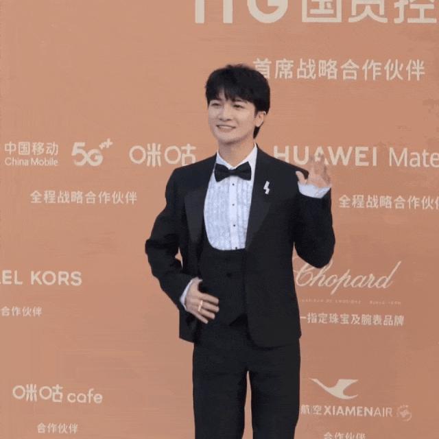 金鸡奖张小斐很稳，周深坐“太空电梯”，71岁刘晓庆像35岁