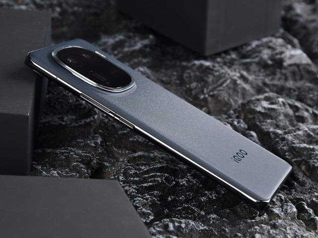 iQOO 12 Pro全面评测：重新定义性能旗舰“芯”标准，性能、影像我全都要