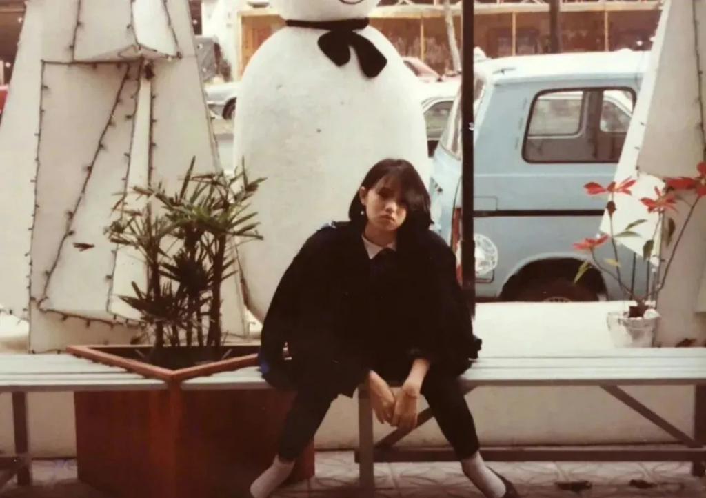 直播间里，伊能静贩卖自己