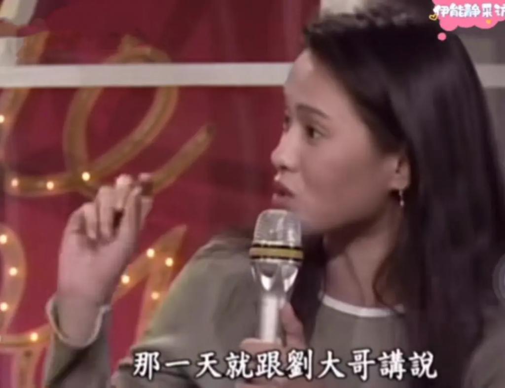 直播间里，伊能静贩卖自己