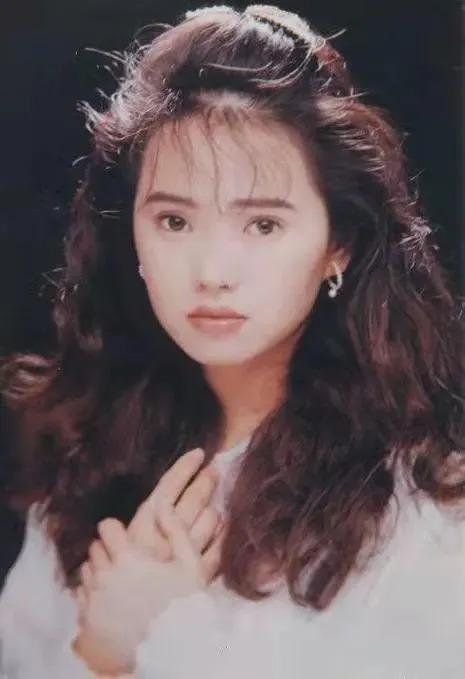 直播间里，伊能静贩卖自己