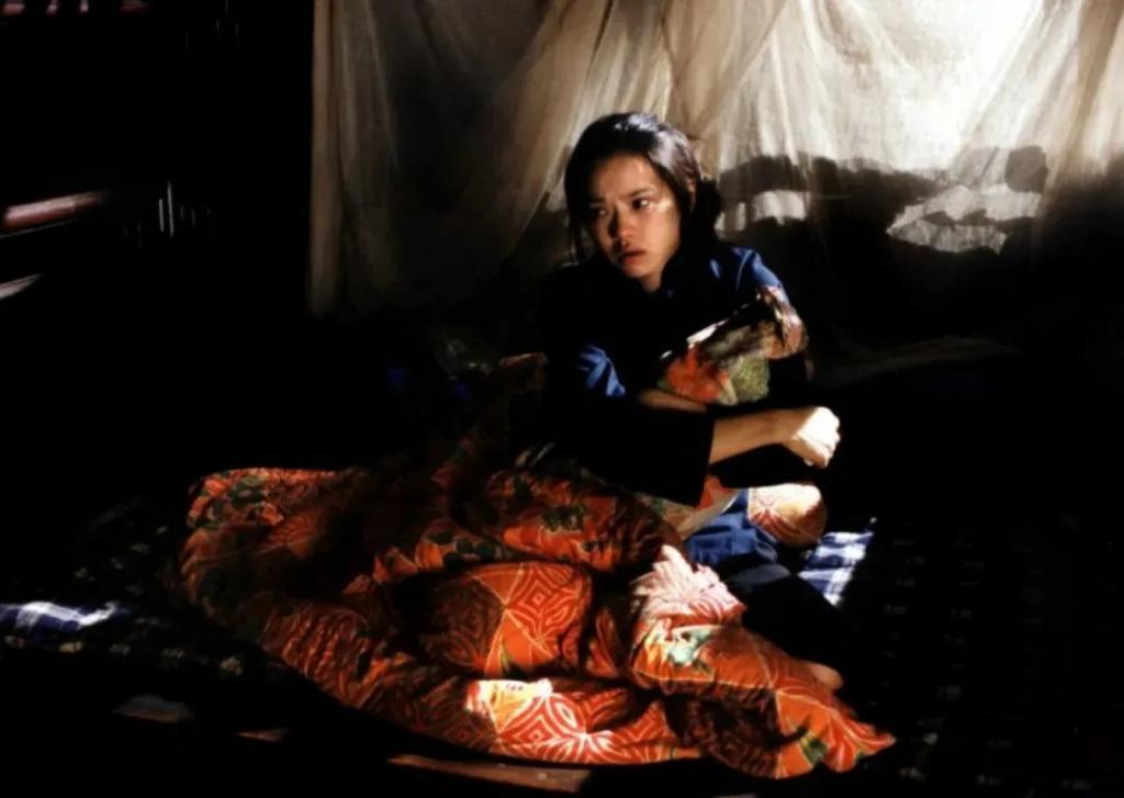 直播间里，伊能静贩卖自己