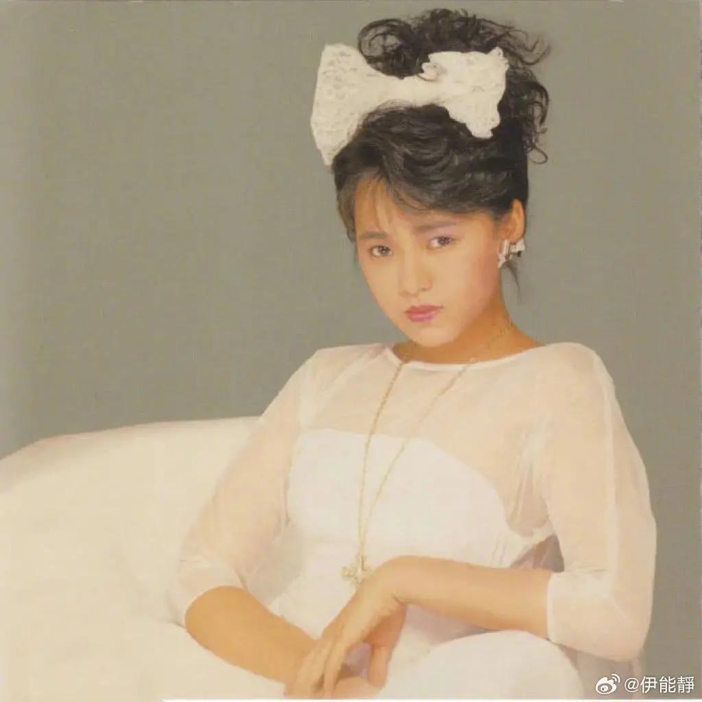 直播间里，伊能静贩卖自己