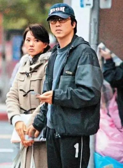 直播间里，伊能静贩卖自己