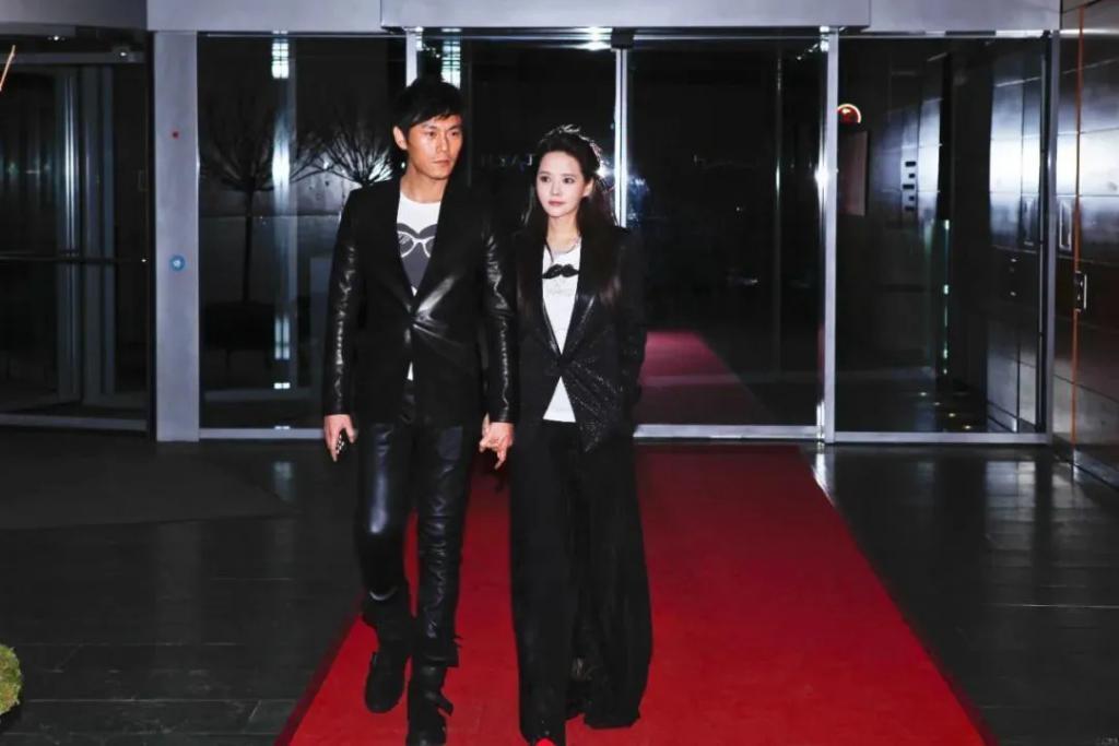 直播间里，伊能静贩卖自己