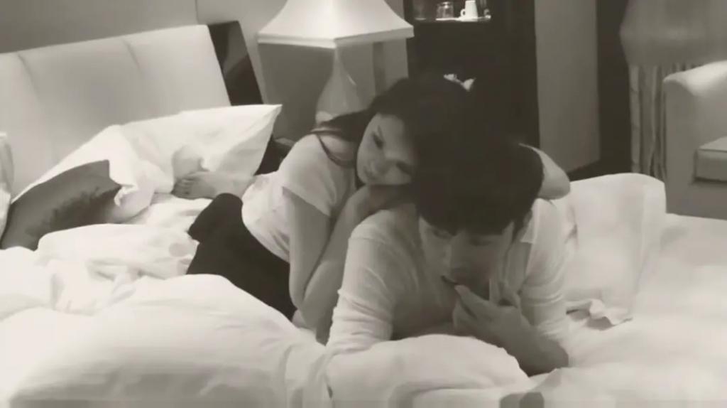 直播间里，伊能静贩卖自己