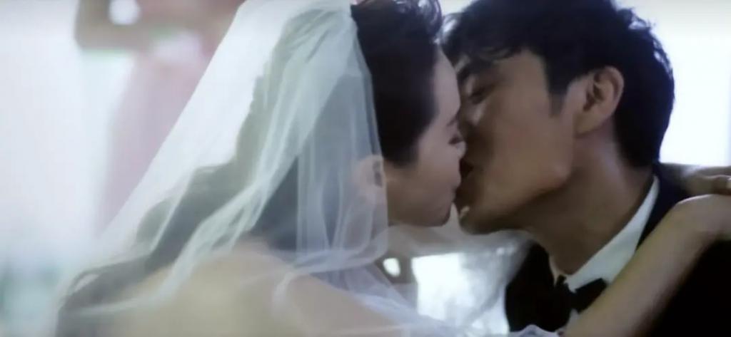 直播间里，伊能静贩卖自己