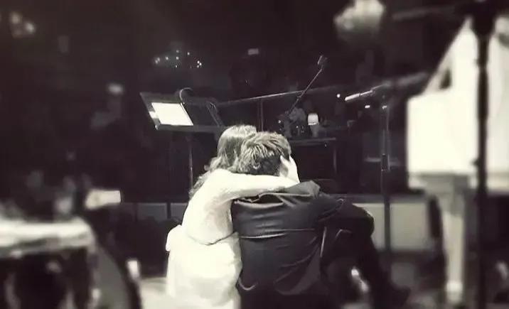 直播间里，伊能静贩卖自己