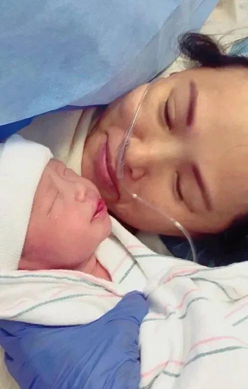 直播间里，伊能静贩卖自己