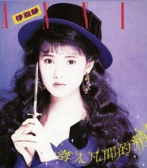 直播间里，伊能静贩卖自己