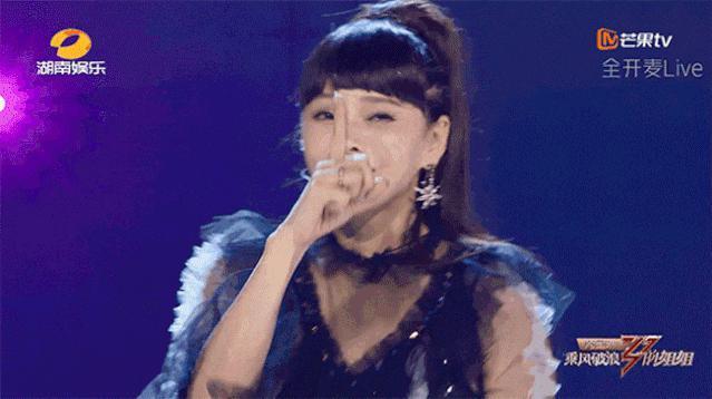 直播间里，伊能静贩卖自己