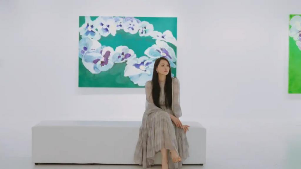 直播间里，伊能静贩卖自己