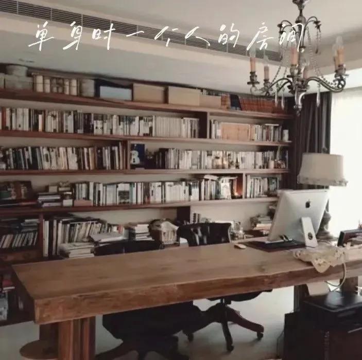 直播间里，伊能静贩卖自己