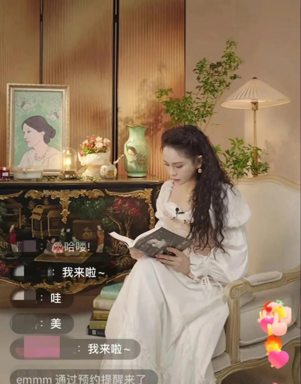 直播间里，伊能静贩卖自己