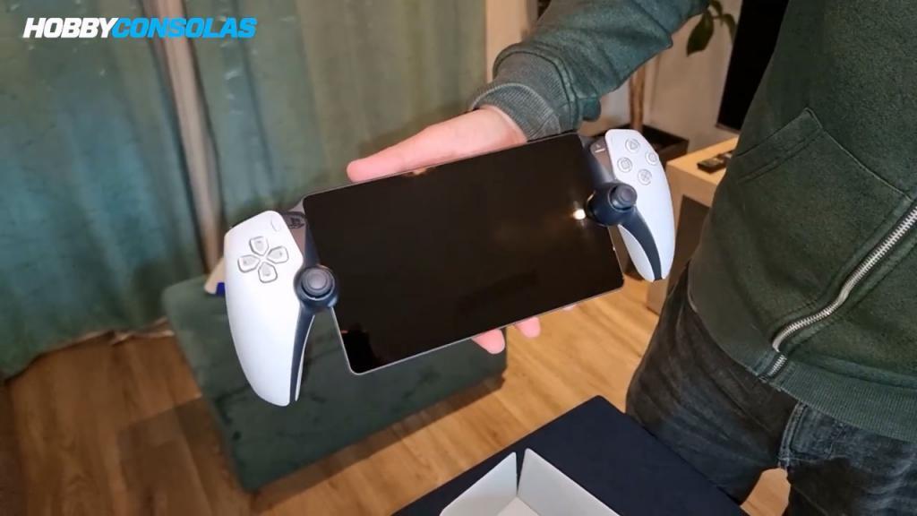索尼 PlayStation Portal 串流掌机开箱，并对比 Steam Deck 掌机