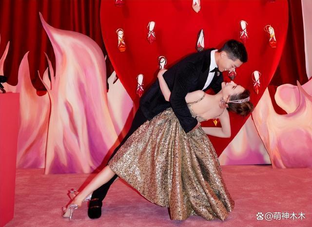 窦骁何超莲被传婚变后合体，男方私下无互动，和女方保持距离