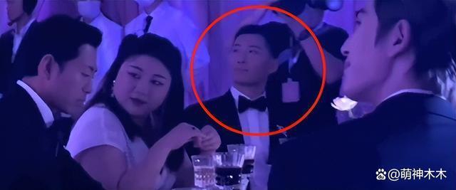 窦骁何超莲被传婚变后合体，男方私下无互动，和女方保持距离