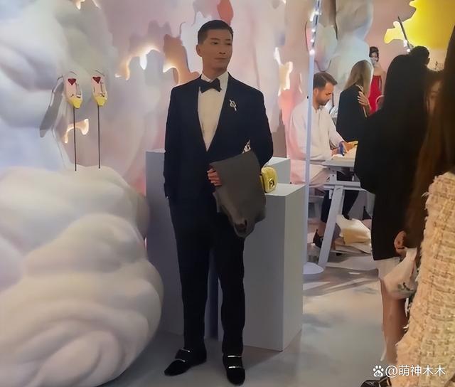 窦骁何超莲被传婚变后合体，男方私下无互动，和女方保持距离