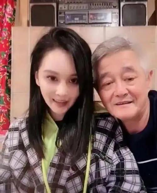 赵本山女儿宣布生完孩子退网，引发广大网友关注热议