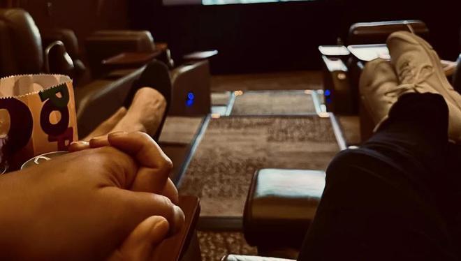 霍启刚包场请郭晶晶看电影 晒牵手照庆祝结婚11年