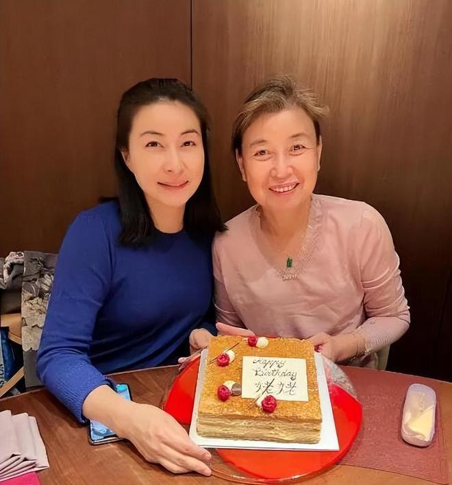 霍启刚包场请郭晶晶看电影 晒牵手照庆祝结婚11年