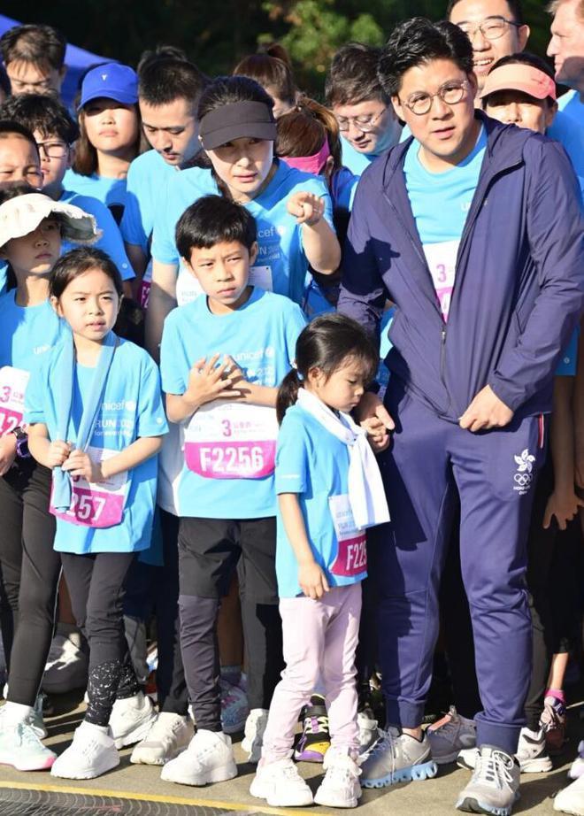 霍启刚包场请郭晶晶看电影 晒牵手照庆祝结婚11年