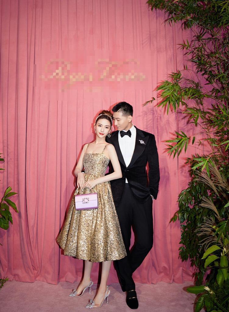 何超莲与窦骁共同出席活动 甜蜜搂腰秀恩爱