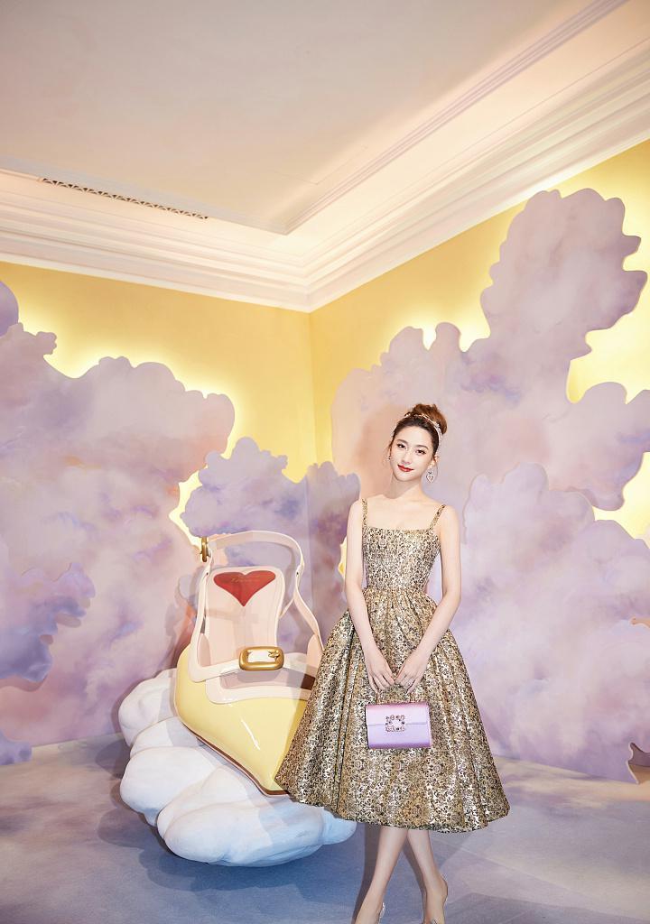 何超莲与窦骁共同出席活动 甜蜜搂腰秀恩爱