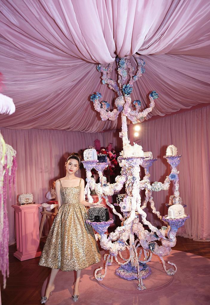 何超莲与窦骁共同出席活动 甜蜜搂腰秀恩爱